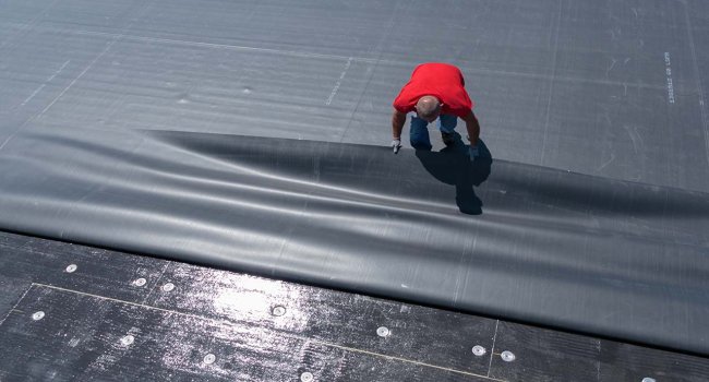 Firestone EPDM kuni 15x60 m ulatuvad mõõtmed võimaldavad näiteks eramajade katustele keevisevaba paigaldust, mis omakorda tõstab katuse veekindlust.